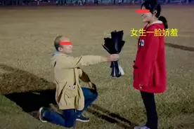 河南学院一地中海大叔浪漫表白女学生遭围观，网友感叹我输在哪？图片