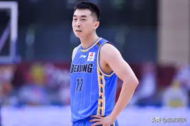 CBA京沪大战，富兰克林再次倒在王骁辉脚下，幸亏裁判看了回放图片