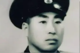 支队政委重伤倒地，俩伪军发现他还活着，附耳说：别动，一会就走图片