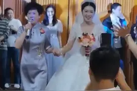 辽宁一妈妈在婚礼上深情献唱，亲自送女儿出场，全场宾客超感动图片