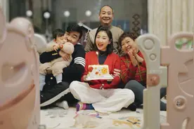 何雯娜深夜晒全家福庆生，父母丈夫女儿相伴左右，画面幸福温馨图片