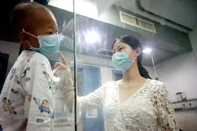 湖北血癌男童睁眼没看到妈妈，哭着问：是不是生了二胎就不要我了图片