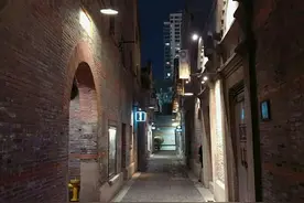 浦西弄堂里的老房子，与浦东现代的摩天大厦，这就是上海图片