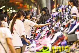 地摊“禁令”大反转，全力支持摆地摊，农民：进城卖菜放心了！图片