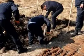 极易被引爆！内蒙古草原边境发现186枚二战时期遗留弹药视频封面