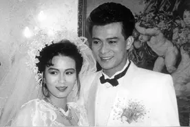 “大侠”黄日华和亡妻的爱情童话故事里，还有一个刘德华图片