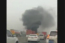 东南六环一运送纸箱大货车起火，事发马驹桥路段请提前绕行图片