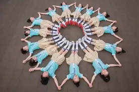 幼儿园“天价”毕业照引争议，家长：不要让美好回忆变了味图片