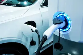 假期余额不足，谈谈路上开汽油车和电动车的比例和优劣图片