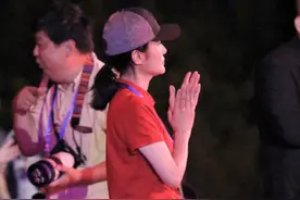 著名主持人周涛气质开挂，红色T恤搭配运动裤减龄时髦，魅力十足图片