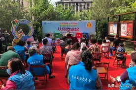 “垃圾分类，从你我做起”四色分类桶卡通人物进社区图片