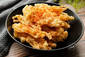 2个鸡蛋，一把金针菇，我家隔三差五吃一次，这样做比油条还香图片