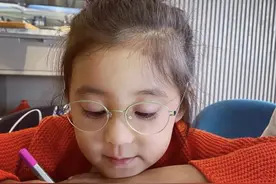 贾静雯二女儿先天弱视，两眼视差600度，网友：大女儿也近视了图片