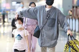 文章父女仨罕合体！长女贴心照顾妹妹打扮朴素，他背6万包超冷酷图片