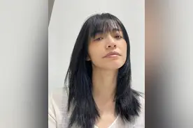 41岁姚晨晒素颜自拍，角度怪异五官比例失调，刘海减龄嫩成少女图片