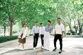 央视主持李梓萌穿背带裤，腰线提高，腿比172撒贝宁还长图片