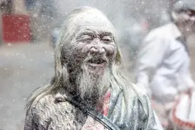 探秘青海玉树独特的糌粑节，雪域高原上的狂欢，场面堪比洒红节图片