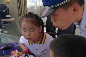 龙凤胎宝宝来梅州消防过生日，许下了两个暖心的愿望图片