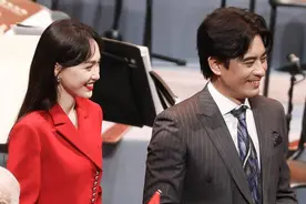 唐嫣罕见现身朗诵，脸出油有些发福了，但穿西装气质还是那么好图片