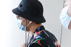 李现穿印花衬衫背包走路画风搞笑 踩波点凉鞋搭纯白棉袜图片