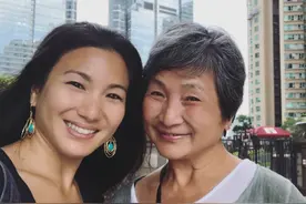 港姐原子鏸富商老爸抢先抱孙，前妻郑佩佩为其8次怀孕4次流产图片