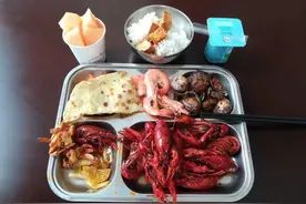 公务员福利有多好？大学生拼命考公务员，伙食都超过你的工资图片