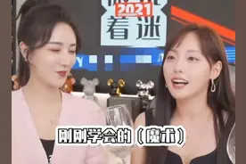 张嘉倪现身薇娅直播间，晒买超亲手作画的情书，直言比房产证值钱图片