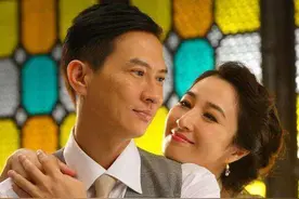 55岁大妈刚退休就找一个25岁小伙当老公，小伙乐不可支图片
