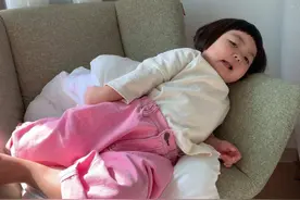 表情包:我是小肥宅，逍遥又自在，晚上睡不着，白天起不来。图片