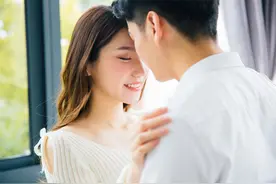 约会时，除了搂搂抱抱，更让男人动心的三个“小动作”图片