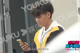 黄子韬室外抽烟提神，吞云吐雾与友热聊，纵情摇摆情绪好嗨图片