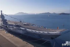 角度刁钻！把行驶中的山东号拍成“铁疙瘩”！网友：拍成拖轮啦图片
