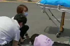 年轻女子突然晕倒在售票厅，洛阳龙门站工作人员紧急施救图片