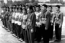 1981年，一位在逃劳改犯行骗碰上退役侦察兵，不自觉抖腿露出破绽图片