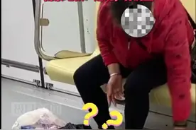 商业鬼才丨大妈疑似地铁车厢内摆摊卖鸡图片