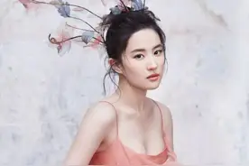 33岁的刘亦菲，走到今天该怪谁呢？成于干爹败于自己图片