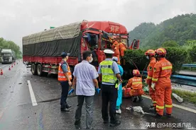 险！货车高速追尾司机被卡驾驶室，路政人员紧急救助图片