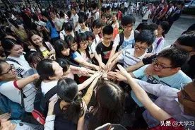 高复仅385分，乡村女孩专科却被多家跨国公司争抢，网友：膜拜图片