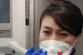 接上海医疗队回家飞机上，空姐流泪播报：谢谢侬图片