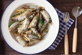 吃海鲜，福建人最有一套，只放一种调料，海蛏原汁原味，很鲜甜图片