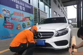 男子得罪选号机器，摇出20个号码让人汗颜，被路人无情嘲笑图片