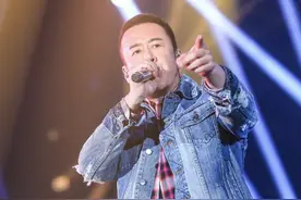 杨坤生活滋润，约会美女、左拥右抱，年近半百仍是单身图片