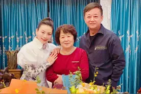 朱军56岁生日！娇妻打扮太年轻了，朱军和丈母娘同框反而像同龄人图片