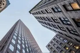 地产新闻联播 | 湖北房企可分期缴纳土地出让金，个人住房贷款利息适当减免图片