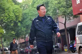 清华毕业生辞掉外企工作，回乡尽孝当保安，20年从不参加同学聚会图片