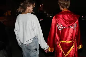 贾斯汀·比伯晒甜蜜牵手照，留言板挑逗妻子，却被海莉一句话怼回图片