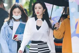 杨幂把回力带火了，一身黑白穿搭好时髦，69元帆布鞋穿出大牌感图片