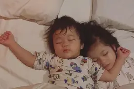 钟嘉欣晒一对子女熟睡萌照，弟弟把手臂给姐姐当枕头，又暖又帅图片