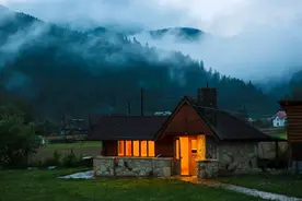 冬天，夜晚，夜幕中温暖的防腐木房屋图片