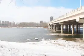 实拍：烟台一座夹河大桥的雪后风光，在宫家岛附近视频封面